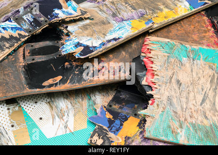 Gebrochene bunte skateboard Decks übereinander gestapelt, skateboard Recycling Stockfoto