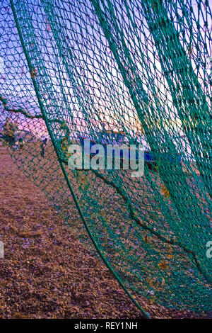 Hastings Stade Fischerboot Landung in der Morgendämmerung, East Sussex. Großbritannien Stockfoto