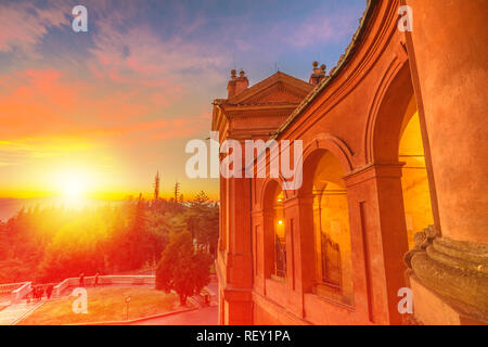 Die malerische Landschaft auf den Innenhof mit dem Licht des Sonnenuntergangs und der Blick auf die Wallfahrtskirche der Madonna di San Luca. Die Kirche der Heiligen Jungfrau von St. Lukas ist ein Wallfahrtsort. Stockfoto