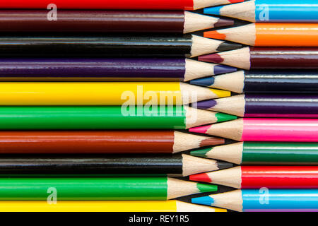Nahaufnahme der Buntstifte in Verriegelung Muster auf weißem Hintergrund angeordnet Stockfoto