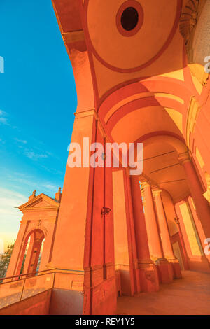 Kolonnade der Basilika von San Luca, der längste Torbogen in der Welt, die mit dem San Luca Heiligtum der Stadt Bologna in Italien. Architektur Hintergrund. Vertikale erschossen. Stockfoto