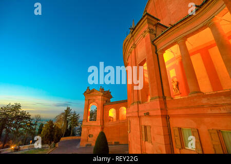 Seitenansicht des Heiligtum der Madonna di San Luca und Arkaden von seiner langen Portikus mit Licht des Abends. Die Kirche der Jungfrau von San Luca ist ein Wallfahrtsort. Stockfoto