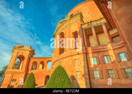 Seitenansicht der Glockenturm im Heiligtum der Madonna di San Luca mit Arkaden der langen Portikus. Die Kirche der Jungfrau von San Luca ist ein Wallfahrtsort. Sonnigen Tag mit blauen Himmel. Stockfoto