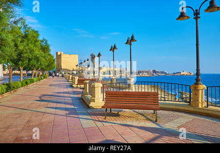 SLIEMA, MALTA - 20. JUNI 2018: Spaziergang entlang der Strandpromenade mit Blick auf St. Julian's Tower - historische Wahrzeichen von Resort und das Teil von De Redin towe Stockfoto