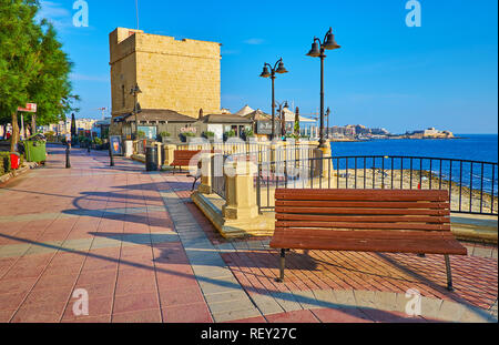 SLIEMA, MALTA - 20. JUNI 2018: Der St Julian Turm ist in Strandpromenade gelegen und umgeben von Cafés und Erholungszone umgeben, am 20. Juni in Slie Stockfoto