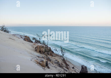 Sonnenuntergang über Blue Ocean von der Spitze eines sandblow auf der Australischen Küste in der Nähe von Rainbow Beach Stockfoto