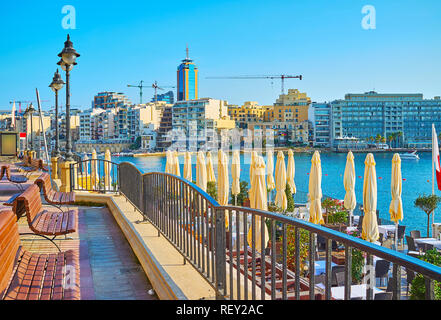 Seaside Tower Road von St. Julian's ist schöner Ort für die Erholung auf der Bank, wählen Sie einige schöne Küsten Restaurant und die Aussicht auf Balluta B genießen Stockfoto