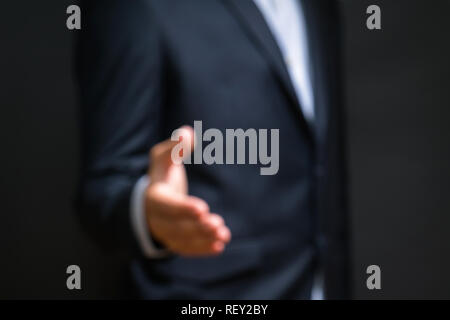 Blurry Business Partnerschaft treffen Konzept. Geschäftsmann Handshake. Erfolgreiche Geschäftsleute handshaking nach guter Deal. Horizontale, verschwommenen Hintergrund Stockfoto