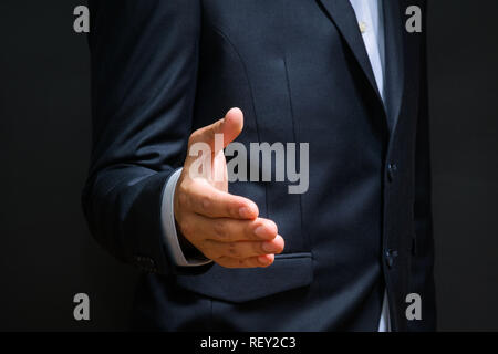 Business Partnerschaft treffen Konzept. Geschäftsmann Handshake. Erfolgreiche Geschäftsleute handshaking nach guter Deal. Horizontale, verschwommenen Hintergrund Stockfoto