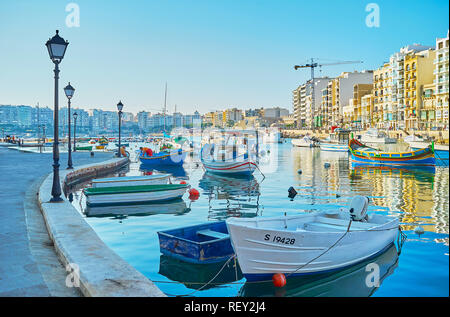 St. Julians, Malta - 20. JUNI 2018: Der Faule Morgen Spaziergang entlang der Bucht von Spinola mit alten Booten und traditionellen luzzu Schiffe, am 20. Juni in St Julians. Stockfoto