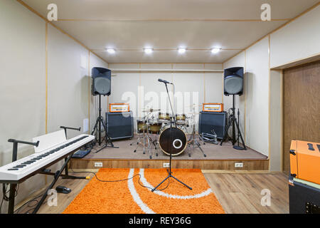 Musik Proberaum mit Drum Kit und Musikinstrumente. Stockfoto
