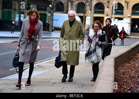 Ehemalige Barclays Chief Executive John Varley (Zentrum) Ankunft am Southwark Crown Court, wo er und Führungskräfte Roger Jenkins, Thomas Kalaris und Richard boath sind mit Betrug erhoben. Stockfoto