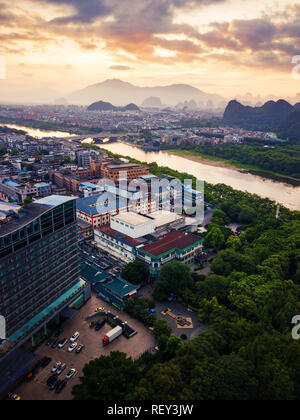 Schönen Sonnenaufgang über Li-fluss in Guilin, China Luftaufnahme Stockfoto