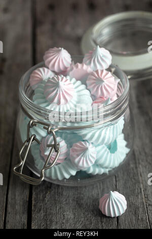 Rosa und Blaue Baisers in Glas Glas auf dunklem Hintergrund, vertikale Zusammensetzung Stockfoto