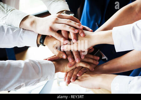 Nahaufnahme von einer Gruppe von Geschäftsleuten die Hände zusammen. Stockfoto