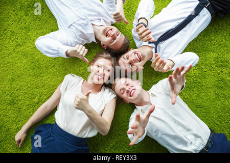 Von oben nach unten geschossen von Gruppe junger Geschäftsleute Spaß in ungezwungener Atmosphäre. Stockfoto