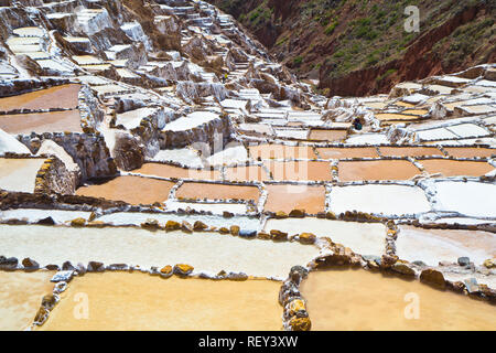 Salinen von Maras. Seit Vor-Inka Zeiten, Salz hat in Maras durch Verdampfen salziges Wasser von einem lokalen unterirdischen Strom gewonnen. Stockfoto