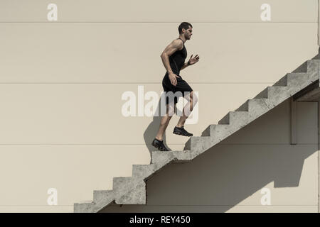 Ambitionen Konzept mit Sportler beim Treppensteigen, laufen. Stockfoto