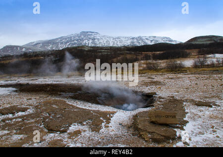 Litli Geysir Ausbruch in der süd-westlichen Teil von Island, in der geothermischen Bereich neben dem Hvitau Fluss inmitten der dunklen Winterhimmel Stockfoto