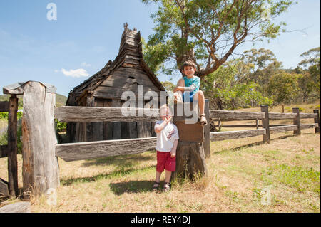 Zwei Jungs in der historischen Schule Haus, Suggan Buggan, Victoria, Australien Stockfoto