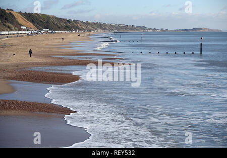 Leute Spaziergang entlang Boscombe Strand in Dorset. Das Met Office hat gewarnt, es ist das kältere Wetter zu kommen nach Schnee und Schneeregen duschen Großbritannien am Dienstag getroffen. Stockfoto