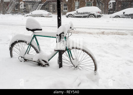 Fahrrad mit frischem Schnee in Montreal, Kanada (Januar 2019) Stockfoto