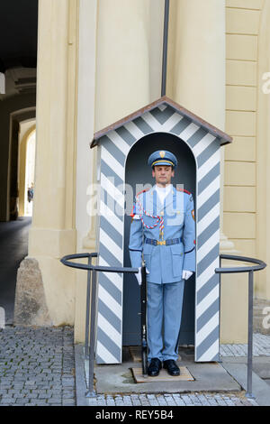 Prag, Tschechische Republik - 25. Juli 2017: Eine Sentry des königlichen Palastes in seinem wachekasten außerhalb der Prager Burg und Sitz des Staatsoberhauptes des Neuen Stockfoto