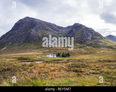 Remote Lagangarbh Hütte am Ufer des Flusses Coupall im Glen Coe, Scottish Highlands Stockfoto