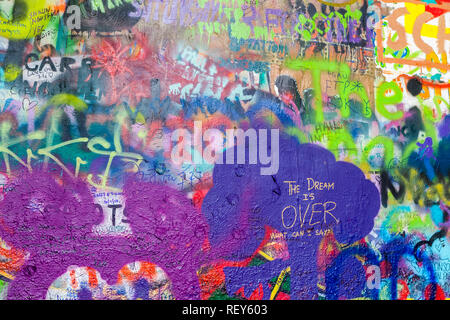 Prag, Tschechische Republik - 16. Juli 2018: Graffiti auf Lennon Wall in Prag Stockfoto