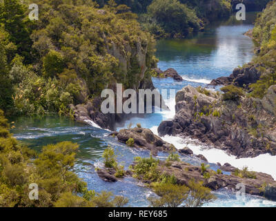 Die Huka-Wasserfälle sind eine Reihe von Wasserfällen auf dem Waikato River, die Lake Taupo in Neuseeland entwässert. Stockfoto