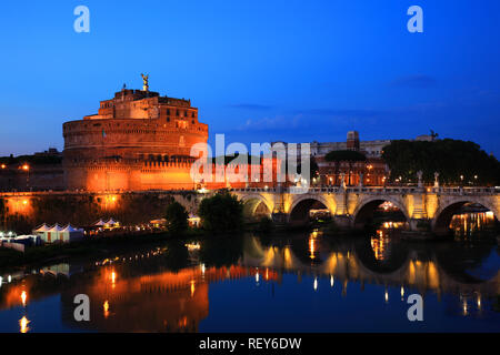 Engelsburg Castel Sant'Angelo, Mausoleo di Adriano, Mausoleum für den römischen Kaiser Hadrian, Kastellburg, und die Engelsbrücke, Ponte Sant'Angelo, Stockfoto