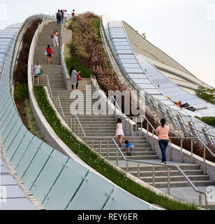 Öffentliche Gehweg über Station Dach. West Bahnhof Kowloon, Hong Kong, China. Architekt: Andrew Bromberg Aedas, 2018. Stockfoto