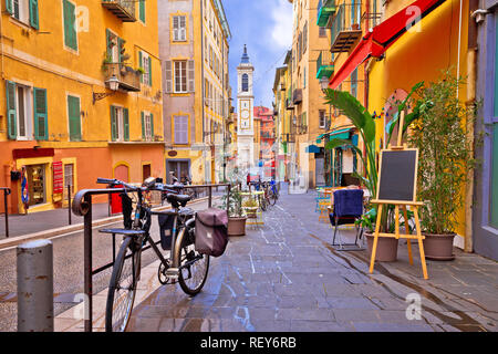 Schöne bunte Straße Architektur und Blick auf die Kirche, touristisches Ziel der Französischen Riviera, Alpes Maritimes Abteilung von Frankreich Stockfoto