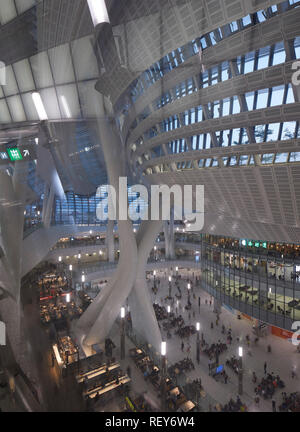 Innenansicht von der oberen Ebene. West Bahnhof Kowloon, Hong Kong, China. Architekt: Andrew Bromberg Aedas, 2018. Stockfoto