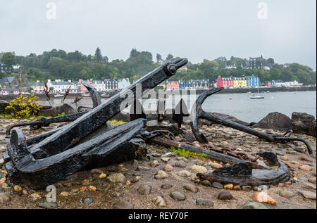 Alte Anker mit Blick auf die schottische Tobermory Stadt im Hintergrund Stockfoto