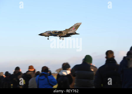 Plane Spotter Watch als einer der drei RAF Tornado GR4 Flugzeug mit einer speziell lackiert Lackierung ihrer Pensionierung vom Dienst zu gedenken, in kommt an RAF Marham in Norfolk zu landen. Stockfoto