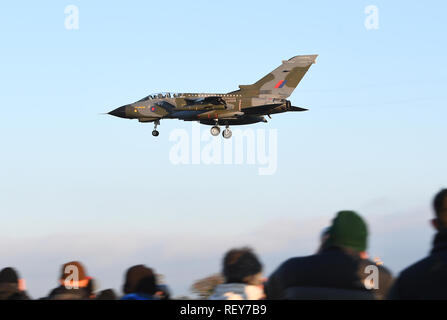 Plane Spotter Watch als einer der drei RAF Tornado GR4 Flugzeug mit einer speziell lackiert Lackierung ihrer Pensionierung vom Dienst zu gedenken, in kommt an RAF Marham in Norfolk zu landen. Stockfoto