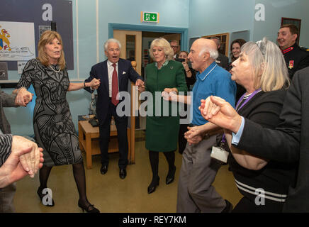 Die Herzogin von Cornwall (Mitte rechts) verbindet in einem Tanz mit Herrn Levy (Mitte links), da trifft sie center Mitglieder, freiwillige Helfer und Mitarbeiter des Jüdischen Pflege Brenner Zentrum im Osten Londons, wie es sein 80-jähriges Bestehen feiert. Stockfoto