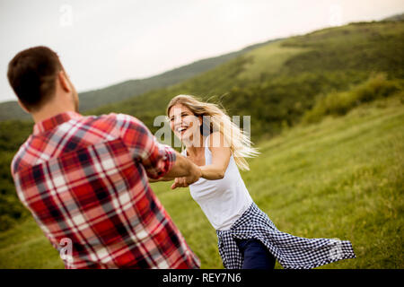 Junge liebende coulpe Spaß im Frühling Natur Stockfoto