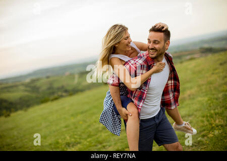 Junge liebende coulpe Spaß im Frühling Natur Stockfoto