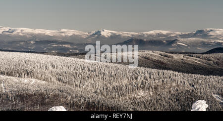 Blick auf Beskid Slaski Berge zwischen Männlichen und Skrzyczne Barania Gora Hügel in Polen von Lysa hora Hügel in Moravskoslezske Beskiden in Cz Stockfoto