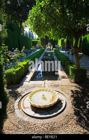 Patio de la Acequia, der Palacio de Generalife, La Alhambra, Granada, Spanien Stockfoto