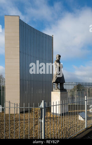 Statue für den Pionier der Luftfahrt Samuel Franklin Cody außerhalb der Farnborough Air Sciences Trust Museum in Farnborough, Hampshire, Großbritannien Stockfoto