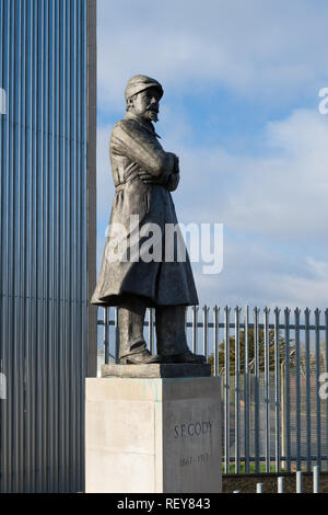 Statue für den Pionier der Luftfahrt Samuel Franklin Cody außerhalb der Farnborough Air Sciences Trust Museum in Farnborough, Hampshire, Großbritannien Stockfoto