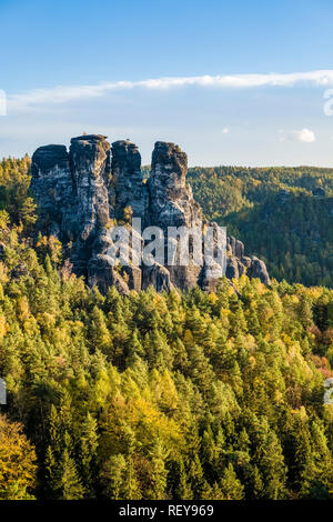 Landschaft im Nationalpark Sächsische Schweiz mit den Felsen und Bäume Gansfels Stockfoto