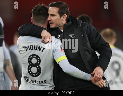 Von Derby County Mason Berg (links) feiert mit Derby County Manager Frank Lampard nach dem Abpfiff des Emirates FA Cup in die dritte Runde replay Match in St. Mary's Stadium. Stockfoto
