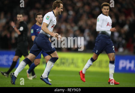 Tottenham Hotspur ist Harry Kane feiert zählen die Strafe nach von Chelsea Torhüter Kepa Arrizabalaga, die während der carabao Cup gebucht wurde gefoult, semi Finale von Wembley, London. Stockfoto