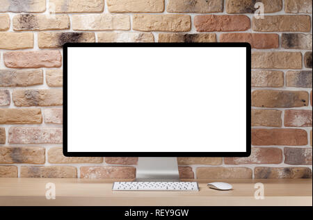 Loft home office Arbeitsplatz mit leerer Bildschirm Desktop Computer und Zubehör. Kopieren mit Platz für Ihre mockup oder Text Stockfoto