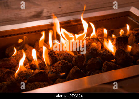 Flammen springen von einem Gas Powered Feuerstelle Stockfoto