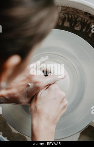 Erstellen eines jar oder Vase mit weißer Tonerde close-up. Frau Hände machen Ton Kanne auf töpferscheibe. Stockfoto